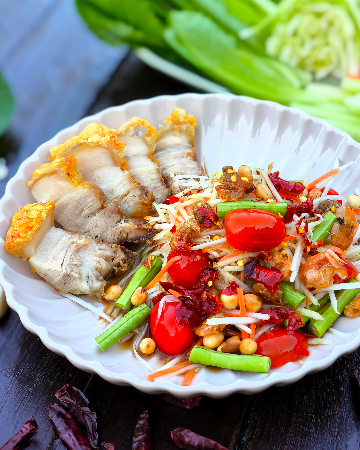 ส้มตำหมูกรอบ