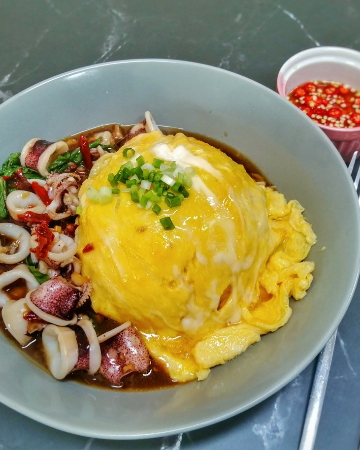 ข้าวกะเพราหมึกไข่ข้น
