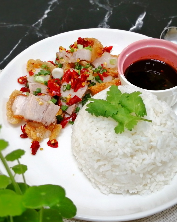 ข้าวหมูกรอบคั่วพริกเกลือ