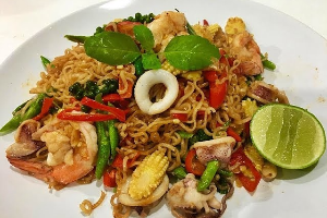 มาม่าผัดขี้เมาทะเล | Spicy Drunken Noodles with Seafood
