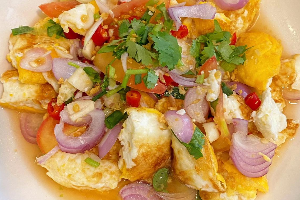 ยำไข่ดาว | Spicy Salad with Fried Egg