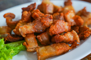หมูสามชั้นทอดน้ำปลา | Deep-Fried Pork Belly with Fish Sauce