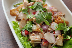 ยำหมูกรอบ