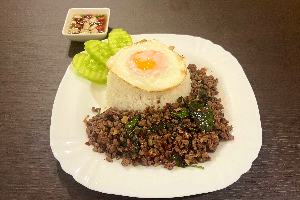 Pad Kapao with Rice (შემწვარი რეჰანი)