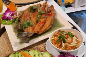 ปลากะพงทอด + ยำมะม่วง ( Fried Sea Bass with mango salad )