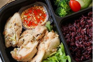 ข้าวไรซ์เบอร์รี่+อกไก่ย่างลีน (Riceberry + grilled chicken breast)