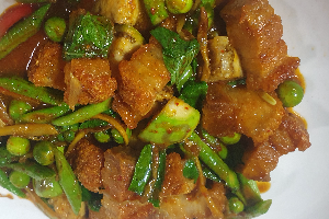 ผัดเผ็ดหมูกรอบ