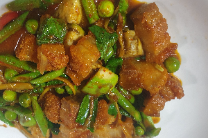 ผัดเผ็ดหมูกรอบ