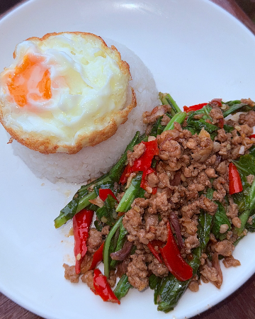 ข้าวคะน้าหมูสับไข่ดาว / Stir-fried Pork with Kale+ Fried Egg on Rice 
