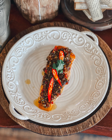 ปลาแซลมอนทอดราดพริกสามรส