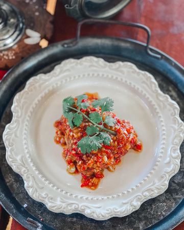 ปลากะพงขาวทอดราดพริกสามรส