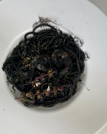 ผัดซอสหมึกดำ