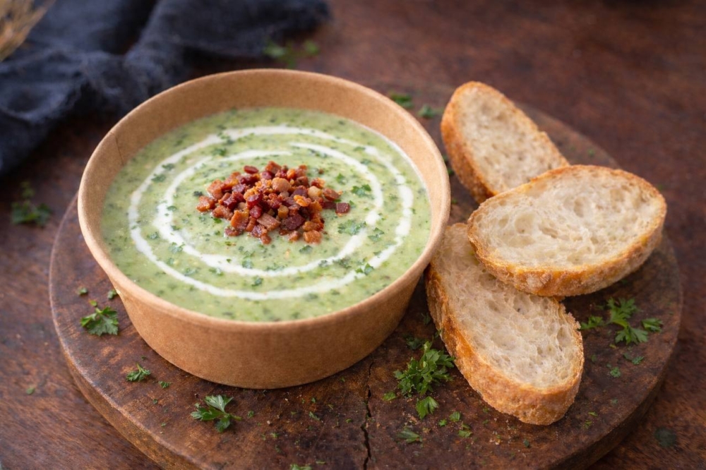ครีมซุปบล็อคโคลี (broccoli soup with baguette slices)