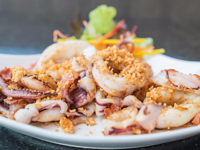 ข้าวปลาหมึกทอดกระเทียม