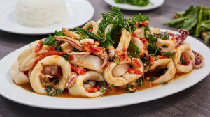 กะเพราปลาหมึก [กับข้าว]