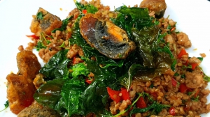 กะเพราไข่เยี่ยวม้าหมูสับ [กับข้าว]