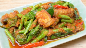 ผัดพริกแกงหมู [กับข้าว]