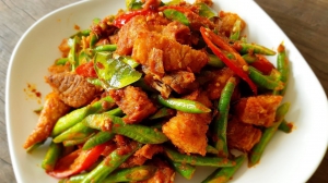 ผัดพริกแกงหมูกรอบ [กับข้าว]