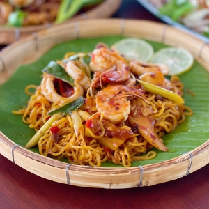บะหมี่ต้มยำผัดแห้ง หมู