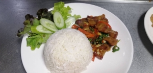 ข้าวผัดกระเพราหมูกรอบ