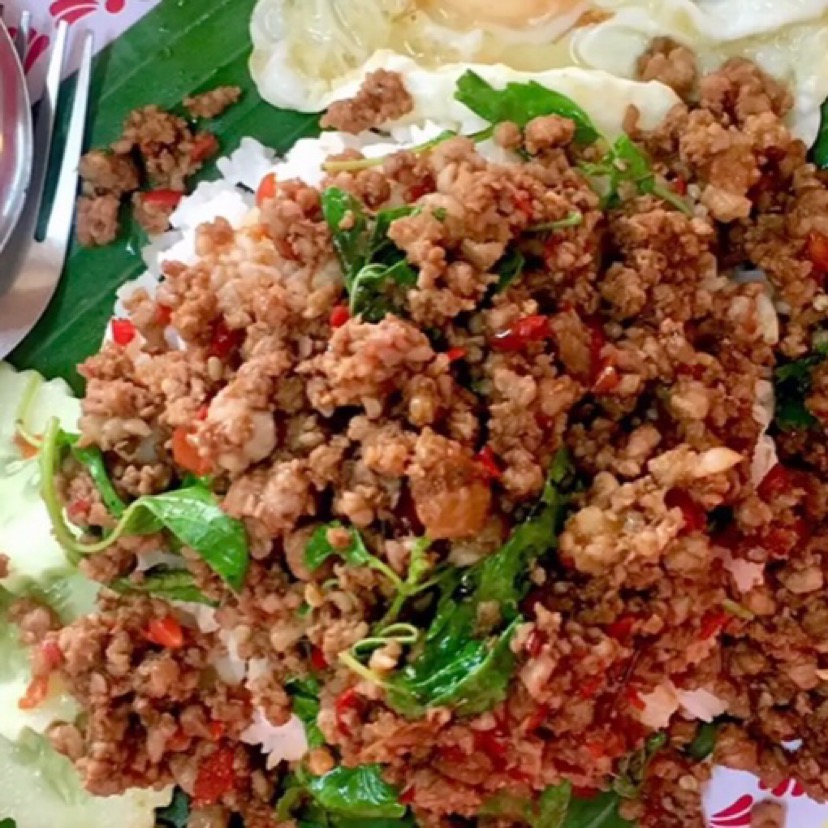 ผัดกะเพราหมูราดข้าว