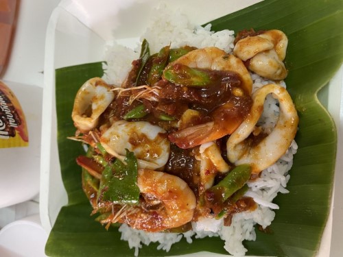 ผัดพริกแกงราดข้าว