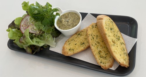ขนมปังหอยลายกระเทียมและผักสลัด