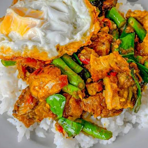 ผัดพริกแกงหมู ราดข้าว