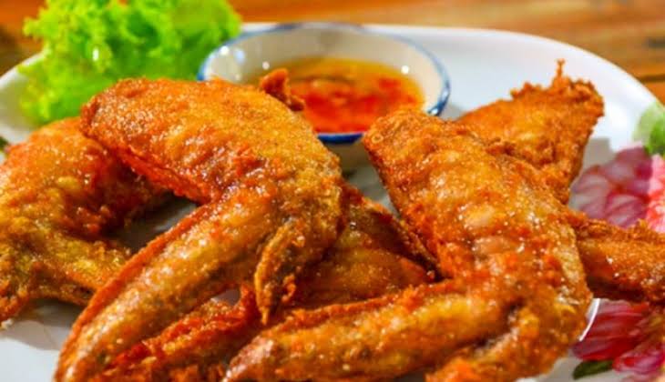 ปีกไก่ทอดน้ำปลา (fried chicken wings)