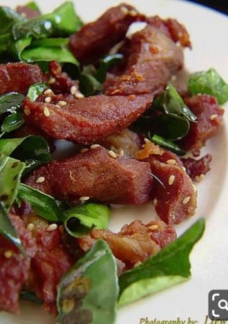 หมูแดดเดียว (Fried Marinated Pork)