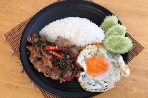 ข้าวกระเพราเนื้อชิ้นไข่ดาว