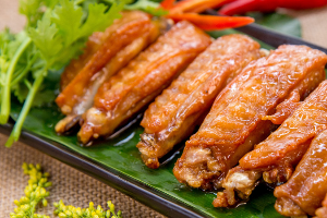 004 : ไก่ทอดยุวราช / Fried Chicken Wings