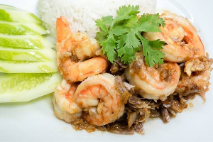 ข้าวทอดกระเทียมทะเล,กุ้ง,หมึก + ไข่ดาว