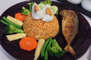 ข้าวผัดน้ำพริกลงเรือ ( เตี๋ยวปลา ซอย 5 )