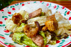 กะหล่ำปลีผัดน้ำปลาหมูกรอบ  ราดข้าว