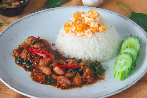 โคตรกะเพราไก่ + ไข่ขยี้