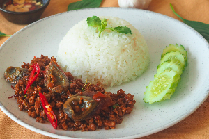 โคตรกะเพราหมูสับ + ไข่เยี่ยวม้า