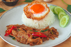 โคตรกะเพราสามชั้นสไลด์ + ไข่ดาว