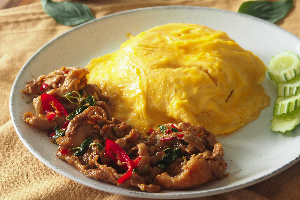 ไข่ข้น กะเพราสามชั้นสไลด์