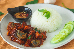 โคตรกะเพราหมูกรอบ + ไข่เยี่ยวม้า