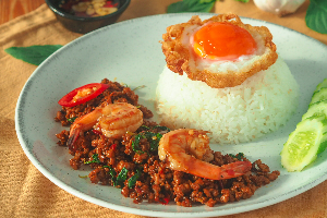 โคตรกะเพรากุ้ง + หมูสับ + ไข่ดาว