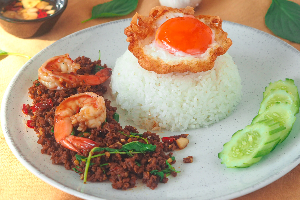 โคตรกะเพรากุ้ง + เนื้อไทยแองกัส + ไข่ดาว 