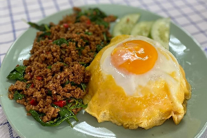โคตรกะเพราหมูสับ+ไข่กาแล็คซี่ดาวลูกไก่