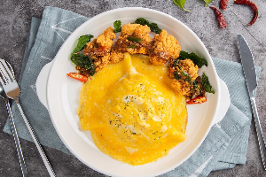 ข้าวไข่ข้น ซอสกะเพราไก่กรอบ