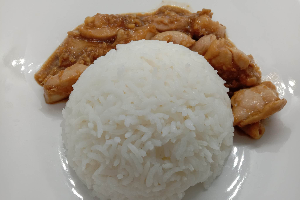 ไก่ผัดกระเทียมพริกไทย + ข้าวสวย Stir fried garlic, chicken, pepper, oyster sauce + jasmine rice