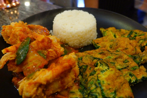 Crispy Shrimp with Orange Curry Sauce & Kale Omelate & Steamed Rice // ข้าวกุ้งกรอบซอสแกงส้มไข่ทอดคะน้า