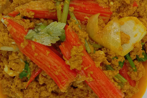 ผัดผงกะหรี่ปูอัด + ข้าวสวย Stir fried crab stick with curry powder and egg + Jasmine rice.