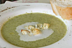 Broccoli Soup with Bread // ซุปบล็อคโคลี่ พร้อมขนมปัง