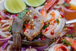 ยำกุ้งสุก กุ้งสด