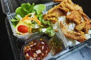 ข้าวหมูทอดจิ้มแจ่ว fried pork & spicy sauce with rice
